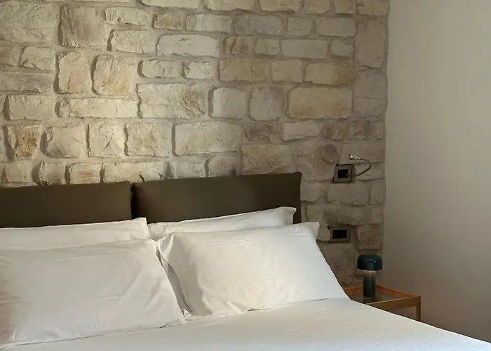 Olivia Rooms Teocrito